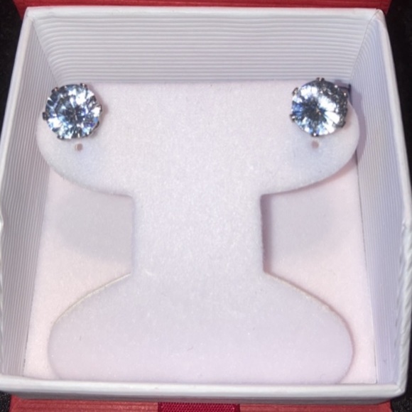 NEW Cubic Zirconia Diamond Stud Earrings - Picture 4 of 11